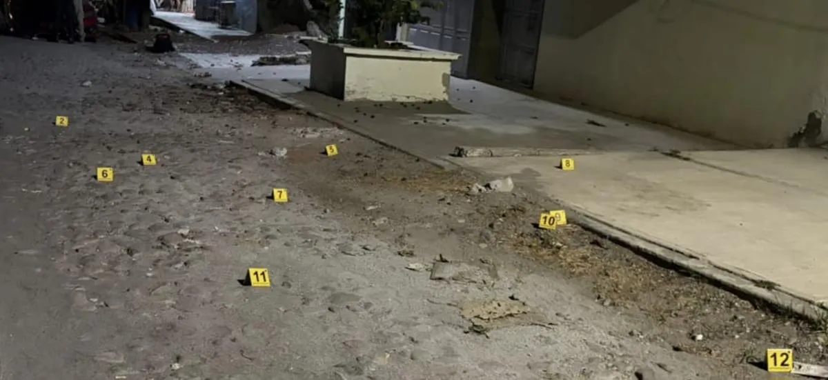 Atacan a balazos un vehículo estacionado en calles de Apatzingán; se desconocen los motivos