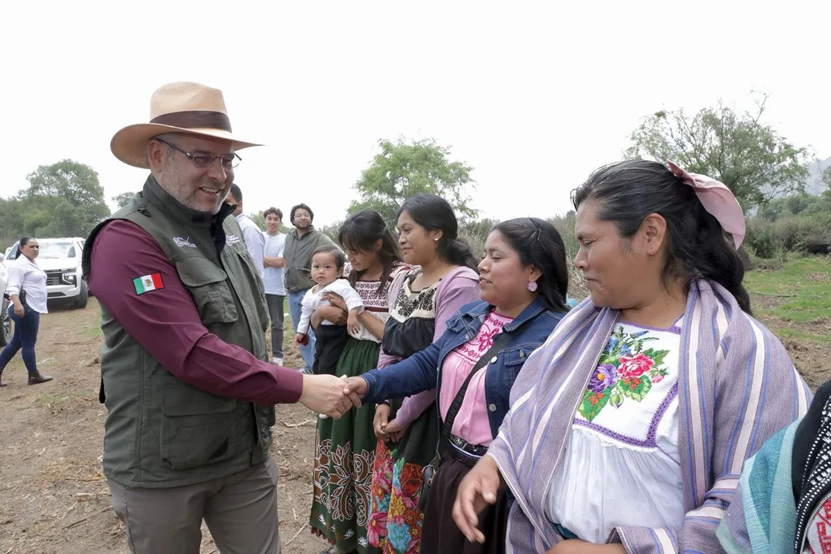 Avanza limpieza de canales en el lago de Pátzcuaro; empleos temporales devuelven su vida: Bedolla-3
