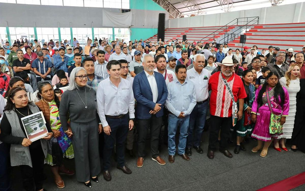 Bedolla inicia en Zitácuaro con entrega de cemento para rescatar el riego del campo-1
