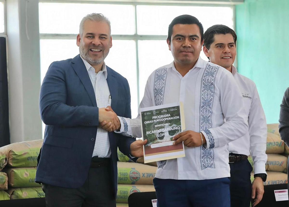 Bedolla inicia en Zitácuaro con entrega de cemento para rescatar el riego del campo