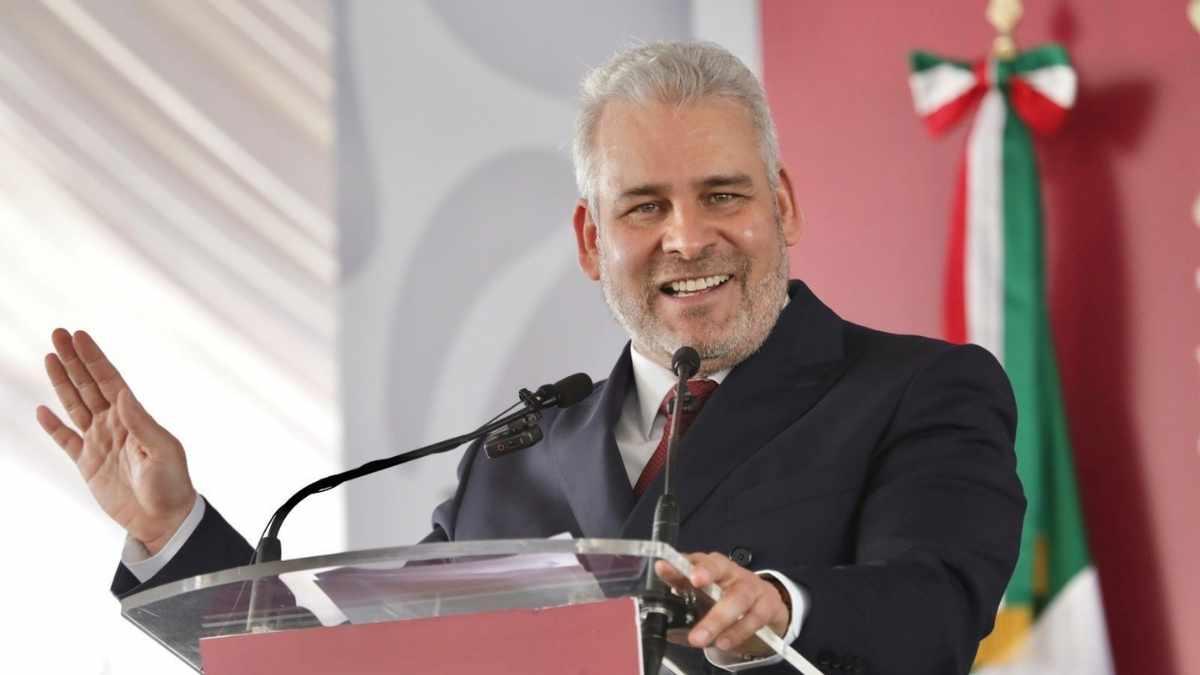 Bedolla reactiva pagos por defunción y premia décadas de labor docente