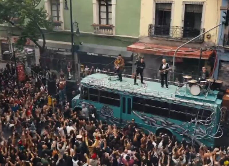 Bono y U2 sorprenden a fans en plena calle del Centro Histórico de la CDMX con el rodaje de “Street of Dreams”