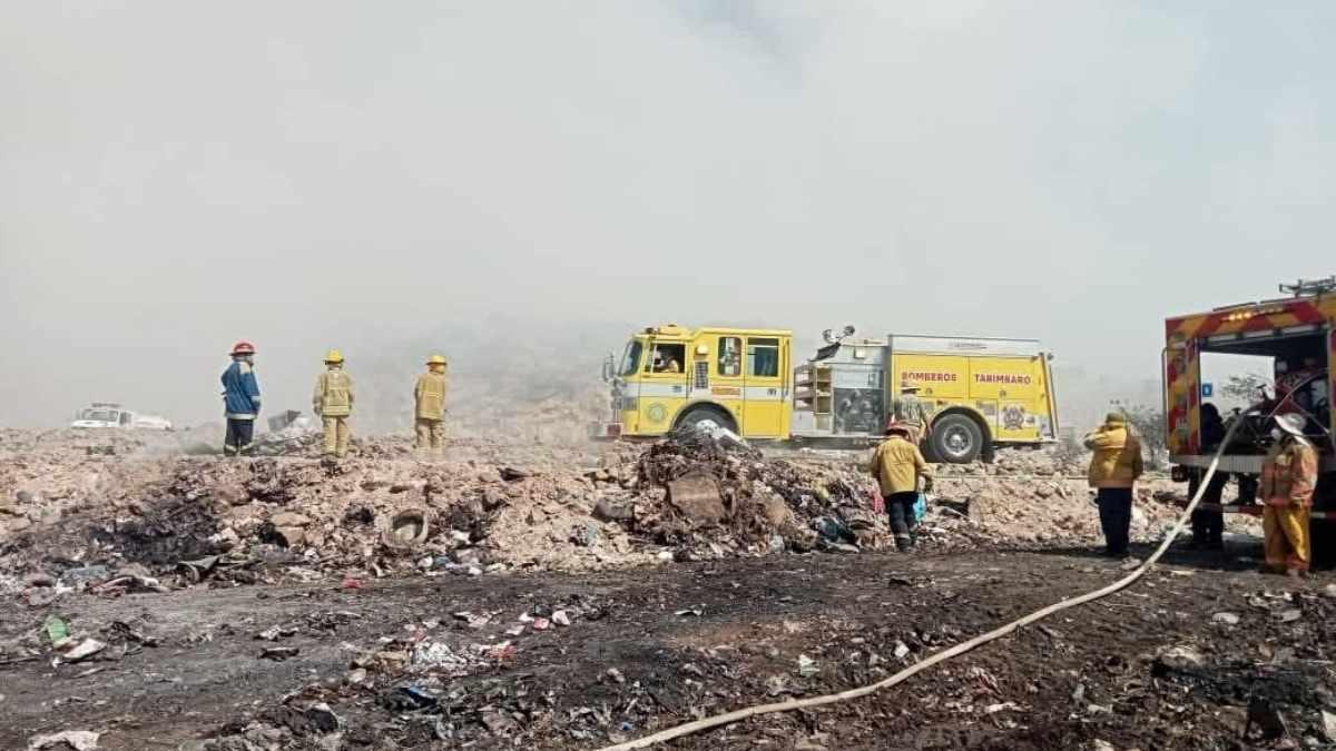 Brigadas de emergencia trabajan para sofocar incendio en basurero de Tarímbaro
