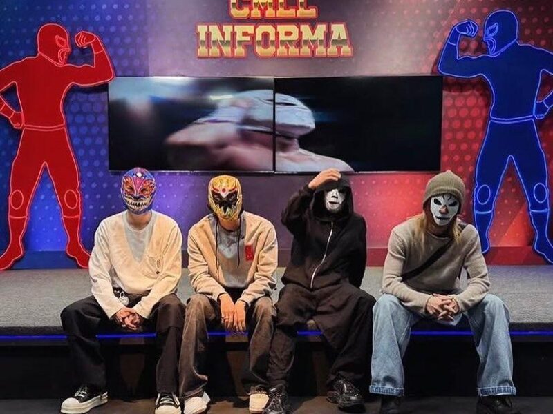 BTS se vuelve loco con la lucha libre: Místico los sorprende con chamarra dedicada y abrazo en Arena México
