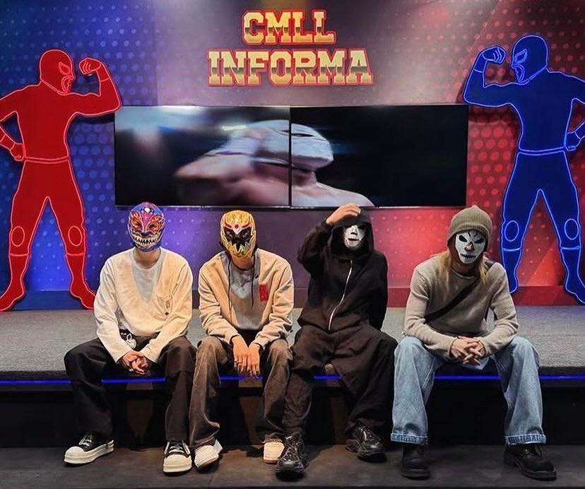 BTS se vuelve loco con la lucha libre: Místico los sorprende con chamarra dedicada y abrazo en Arena México
