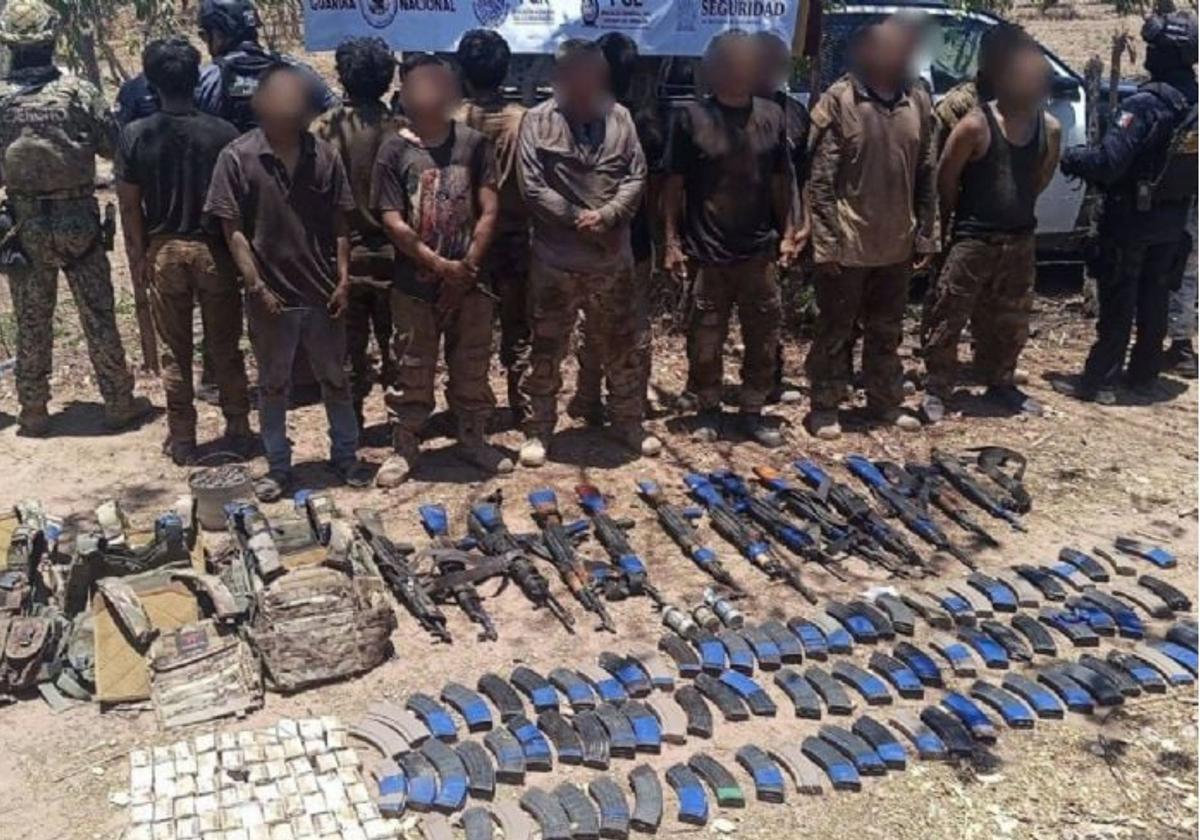 Caen en Sinaloa 13 sujetos presuntamente ligados a Los Chapitos; decomisan armas y equipo táctico
