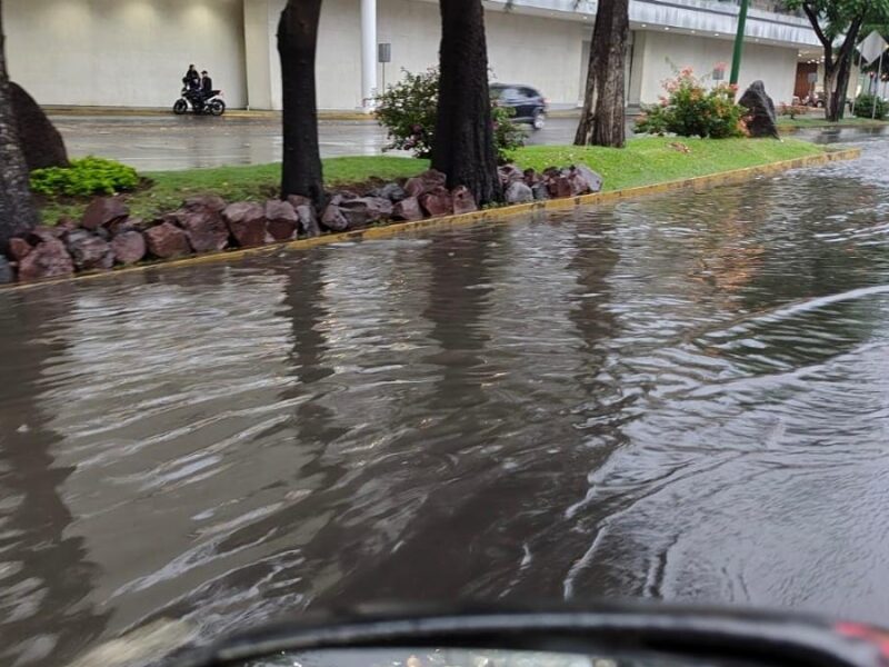 Caos por lluvias en Morelia: 7 zonas inundadas y autos varados