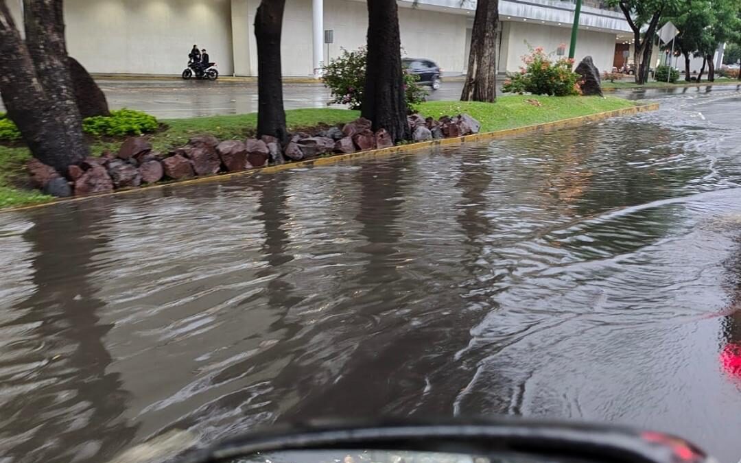Caos por lluvias en Morelia: 7 zonas inundadas y autos varados