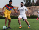 Carin León juega ‘cascarita’ de fútbol con leyendas mexicanas