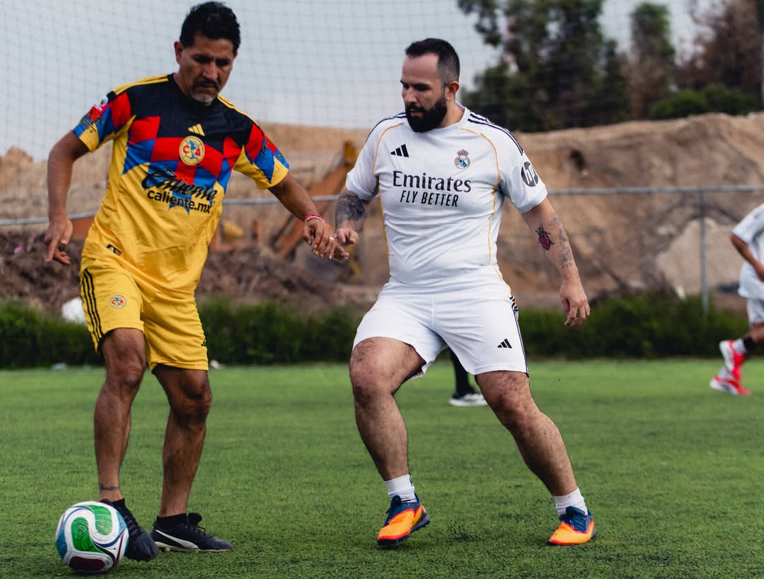 Carin León arma “cascarita” con Cuauhtémoc Blanco y leyendas del fútbol mexicano