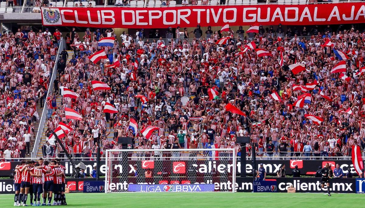 Chivas remonta a Tigres y avanza a Semifinales con doblete de Santiago Sandoval 1