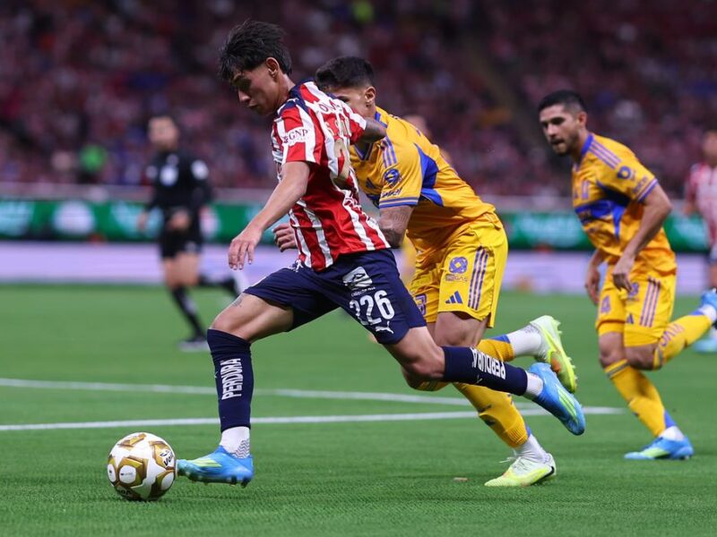 Chivas remonta a Tigres y avanza a Semifinales con doblete de Santiago Sandoval