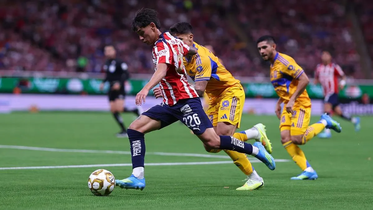 Chivas remonta a Tigres y avanza a Semifinales con doblete de Santiago Sandoval