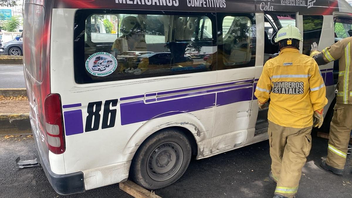 Choque entre combi y taxi deja 3 heridos en Morelia