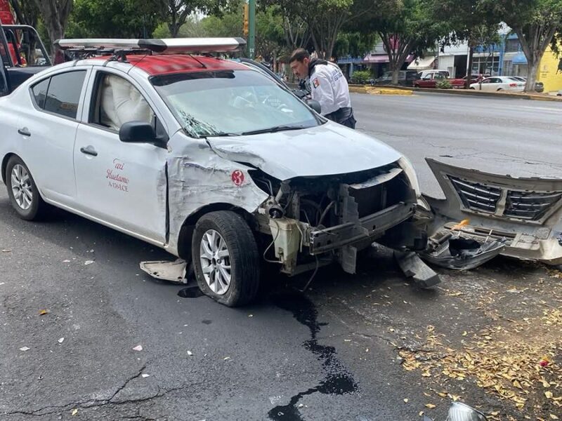 Choque entre una combi y un taxi deja como saldo tres personas lesionadas en Morelia