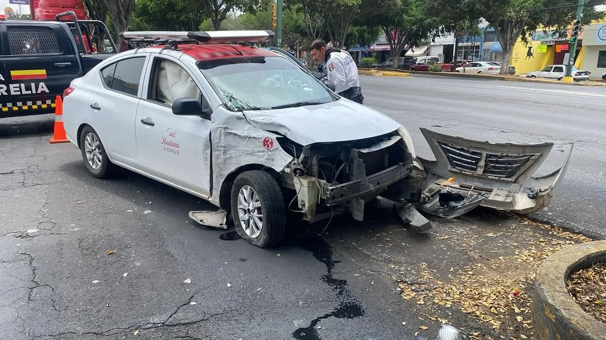 Choque entre una combi y un taxi deja como saldo tres personas lesionadas en Morelia
