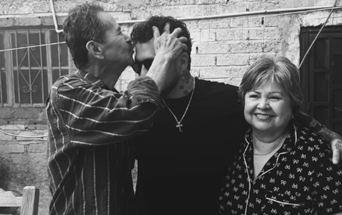 Christian Nodal publica emotiva foto con sus abuelos en medio de presunto conflicto con sus padres