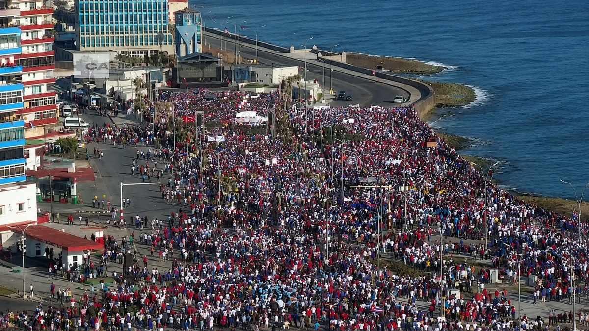 Cientos de personas se manifiestan en apoyo a Raúl Castro en La Habana