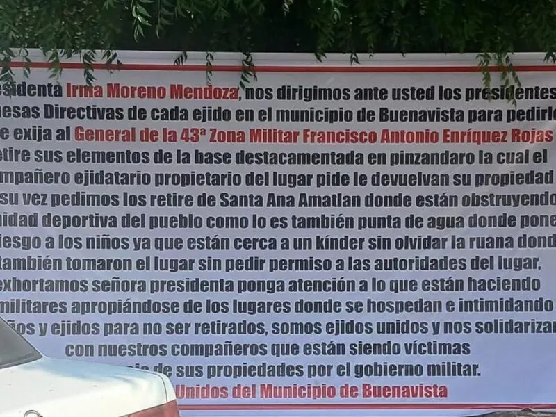 Colocan manta contra bases militares afuera del Palacio Municipal de Buenavista
