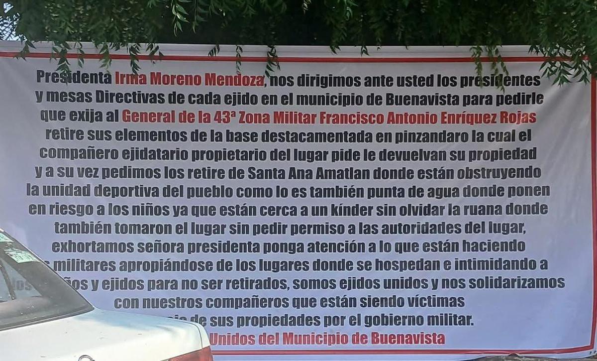 Colocan manta contra bases militares afuera del Palacio Municipal de Buenavista