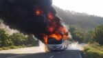 Comuneros incendian autobús en Maruata para exigir justicia por tres homicidios en Pómaro