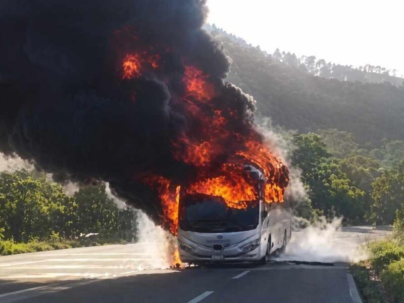 Comuneros incendian autobús en Maruata para exigir justicia por tres homicidios
