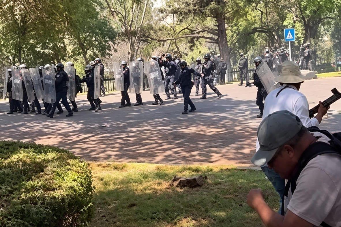 Comuneros rompen cerco policiaco y toman accesos a Casa Michoacán