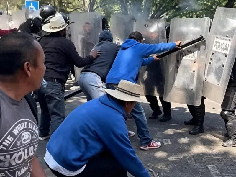 Comuneros rompen cerco policiaco y toman accesos de Casa Michoacán