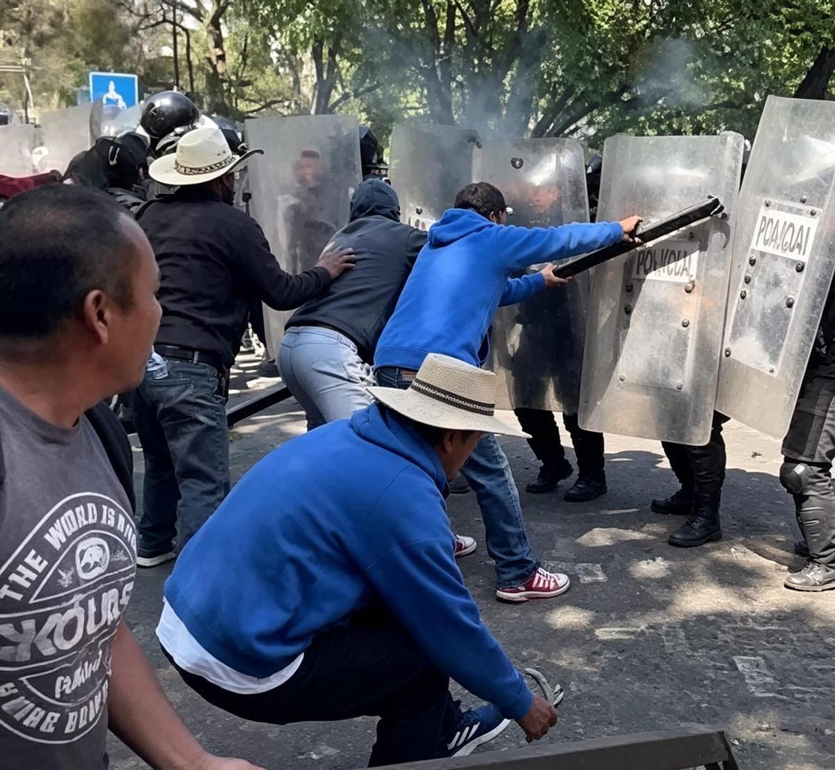 Comuneros rompen cerco policiaco y toman accesos de Casa Michoacán