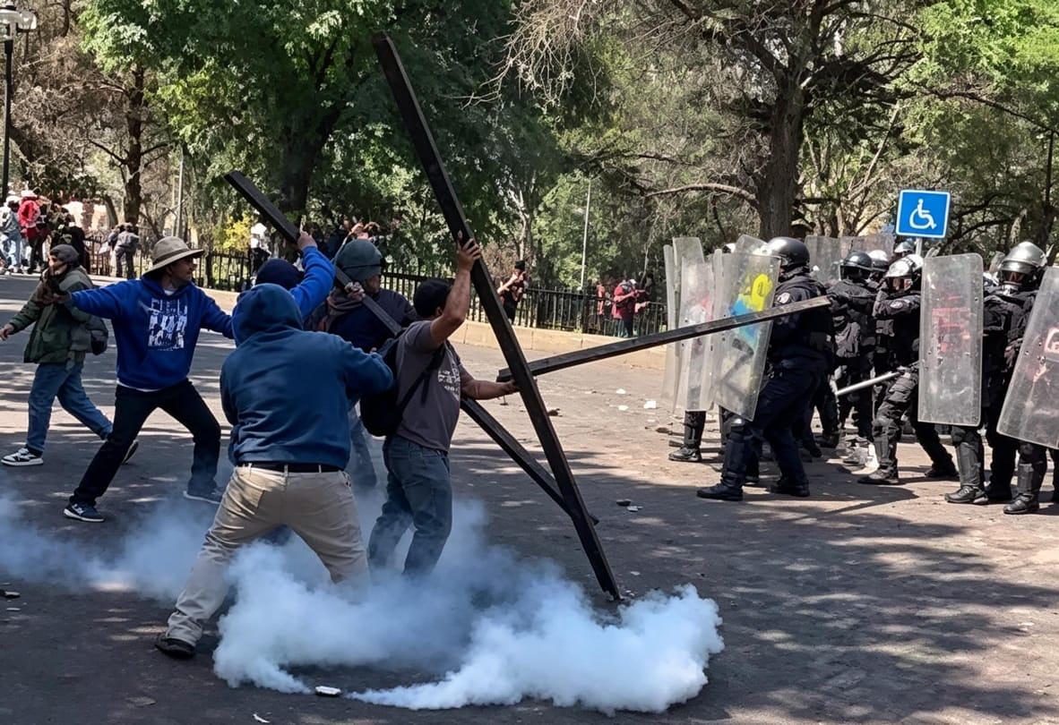 Comuneros toman accesos de Casa Michoacán