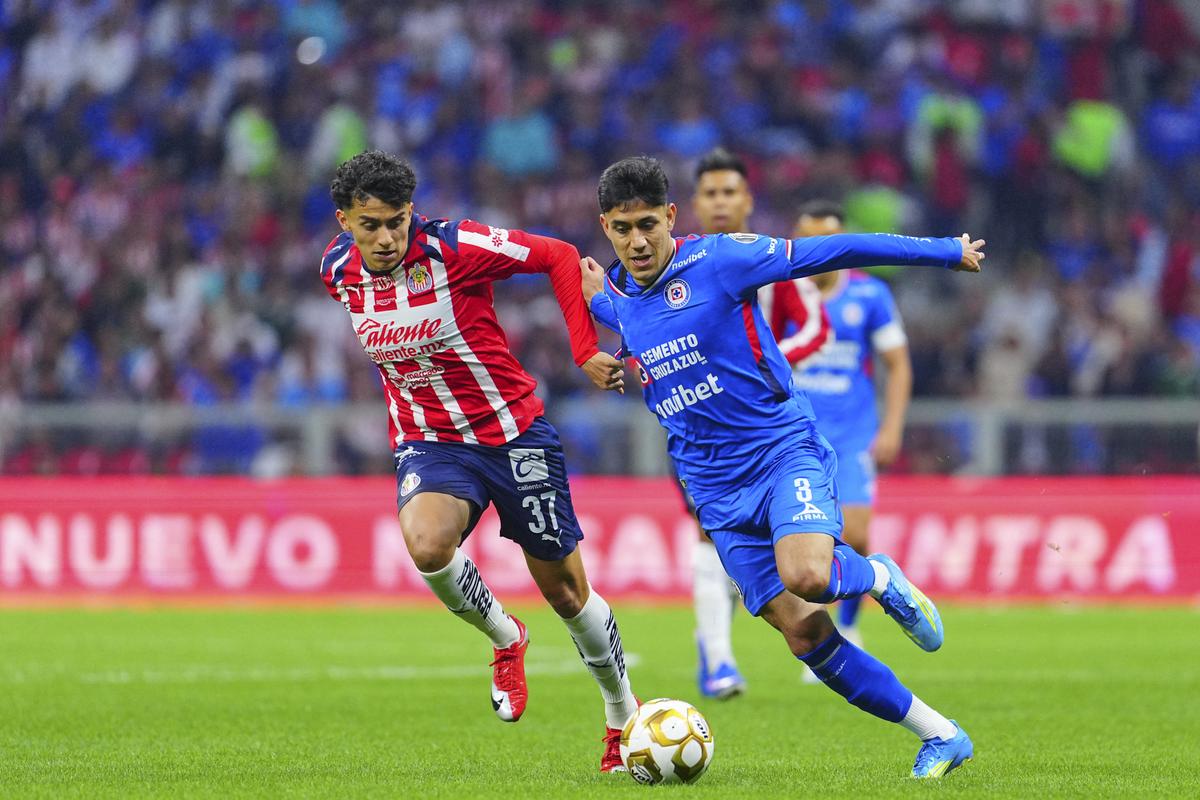 Cruz Azul con polémica empata con Chivas en la Ida de la Semifinal