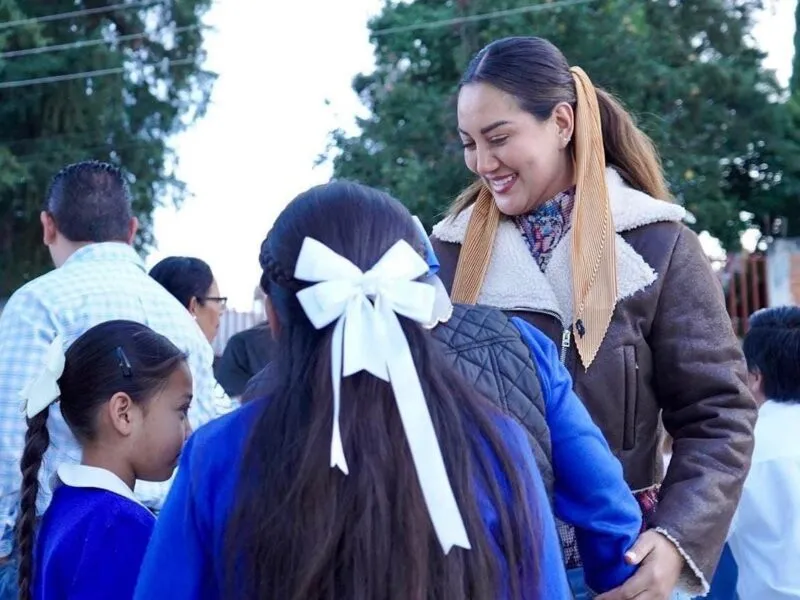 Cumple Mónica Valdez, arranca construcción de techumbre en primaria Benito Juárez