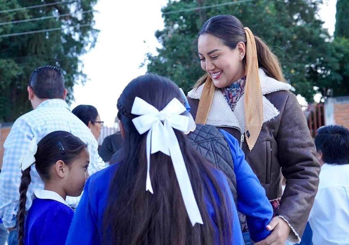 Cumple Mónica Valdez, arranca construcción de techumbre en primaria Benito Juárez