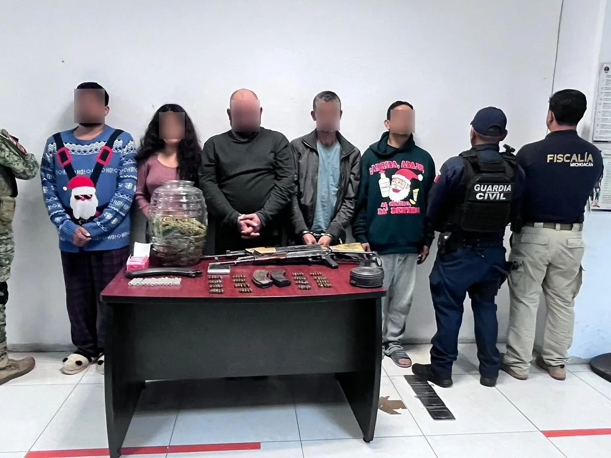 Detienen a cinco y aseguran armas y drogas durante cateo en Tancítaro, Michoacán