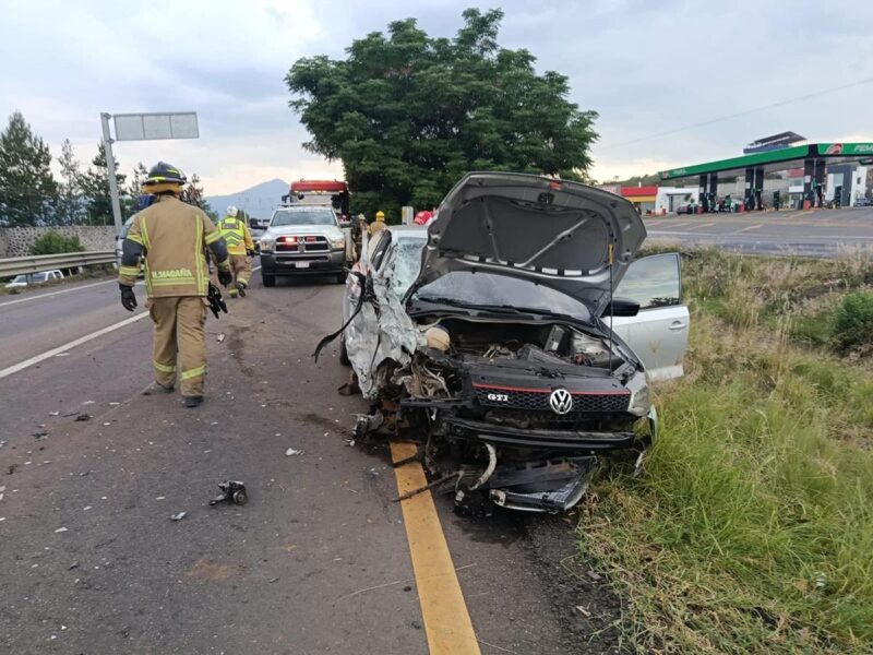 En aparatoso accidente en la Morelia-Pátzcuaro una persona perdió la vida y otra más resultó lesionada