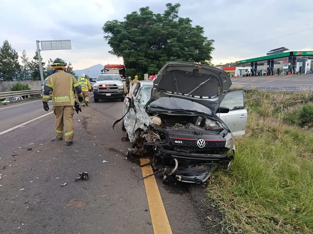 En aparatoso accidente en la Morelia-Pátzcuaro una persona perdió la vida y otra más resultó lesionada