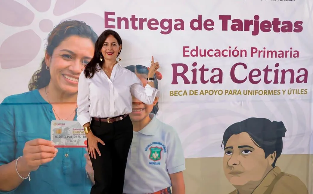 entrega de tarjetas becas Rita Cetina Gabriela Molina
