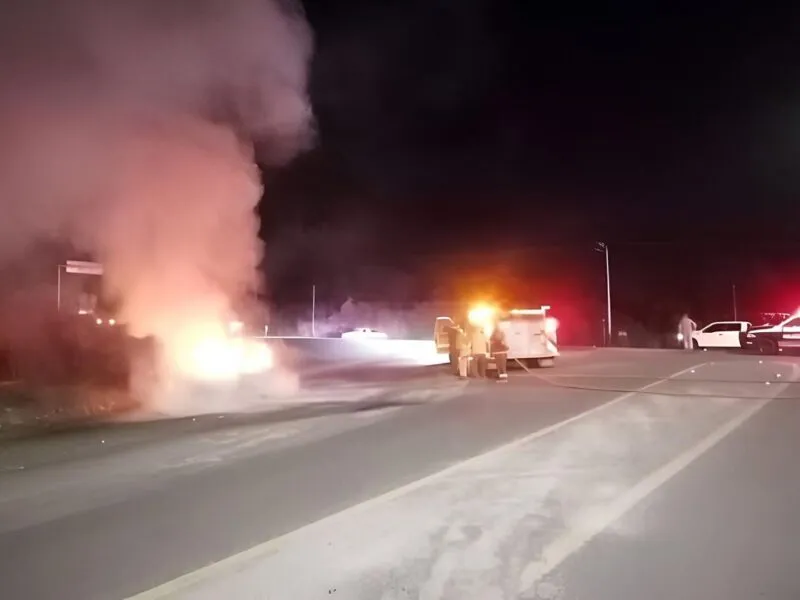 Falla mecánica incendia un vehículo en Ciudad Hidalgo