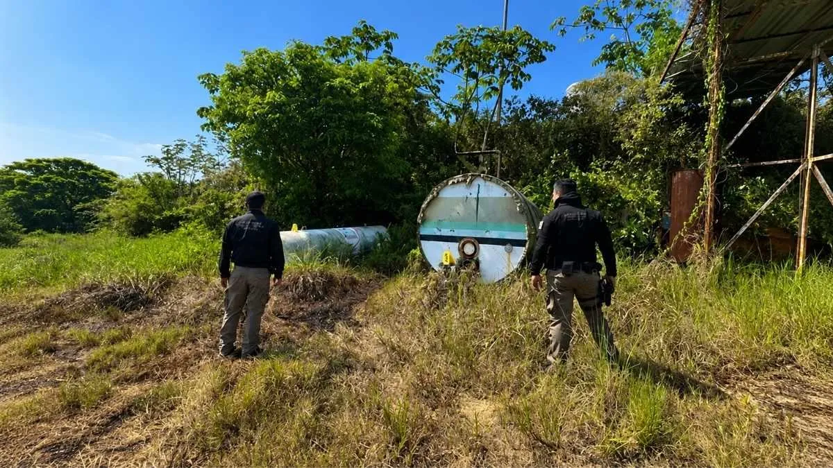 FGR asegura 50 mil litros de huachicol en Agua Dulce, Veracruz