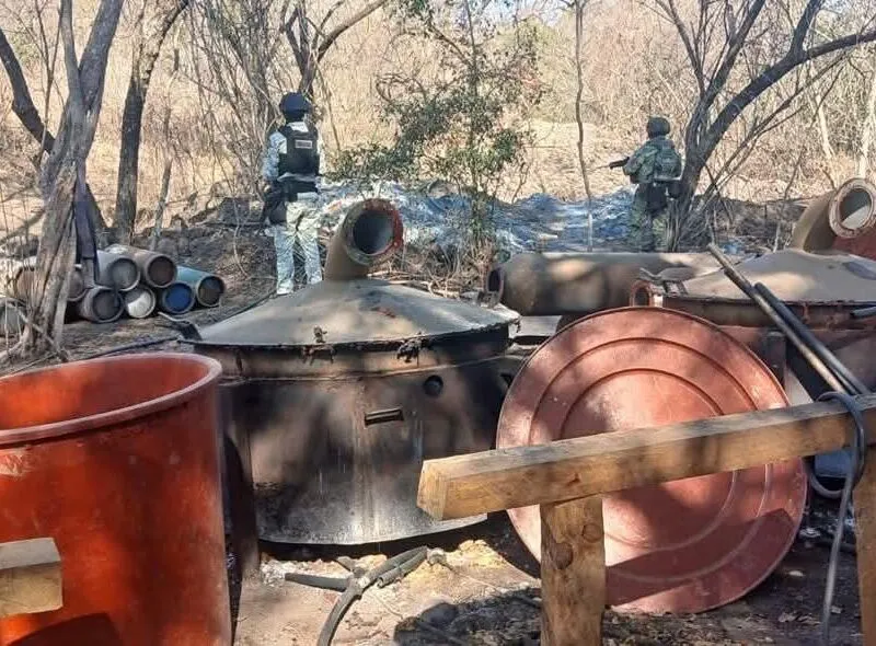 Fuerzas federales destruyen laboratorio clandestino en Los Reyes, Michoacán