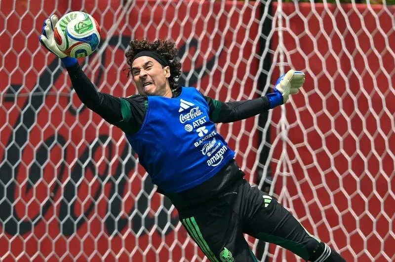Guillermo Ochoa hace un lado las críticas y aseguró que peleará por la titularidad para el Mundial 2026