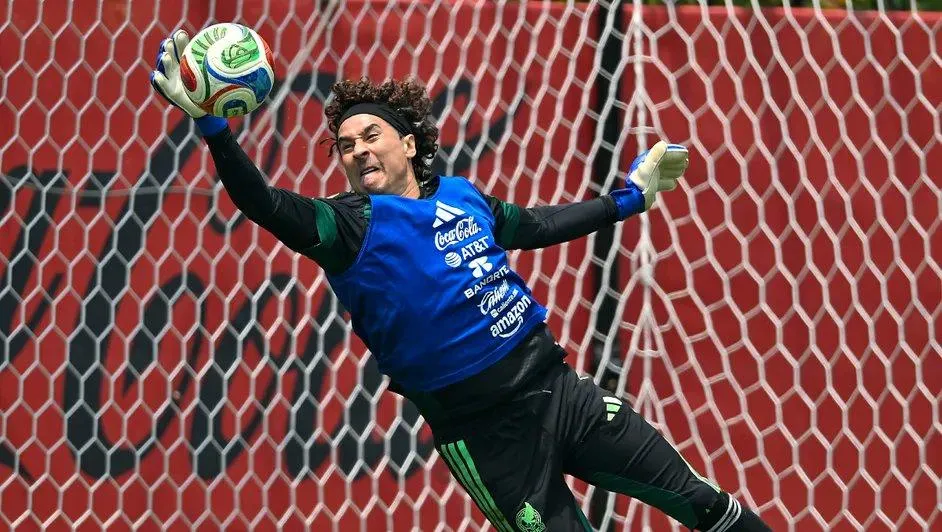 Guillermo Ochoa hace un lado las críticas y aseguró que peleará por la titularidad para el Mundial 2026