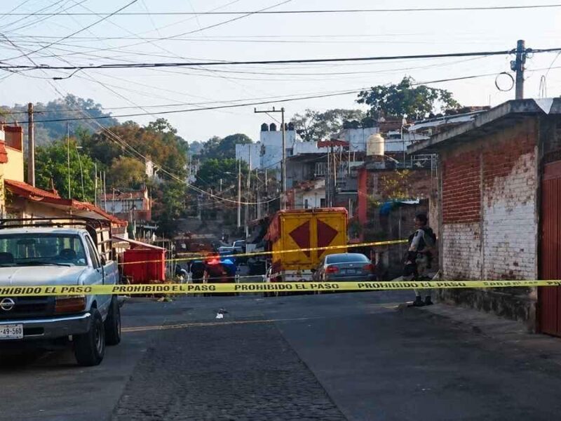 Hombre es atacado a balazos afuera de su casa en Uruapan