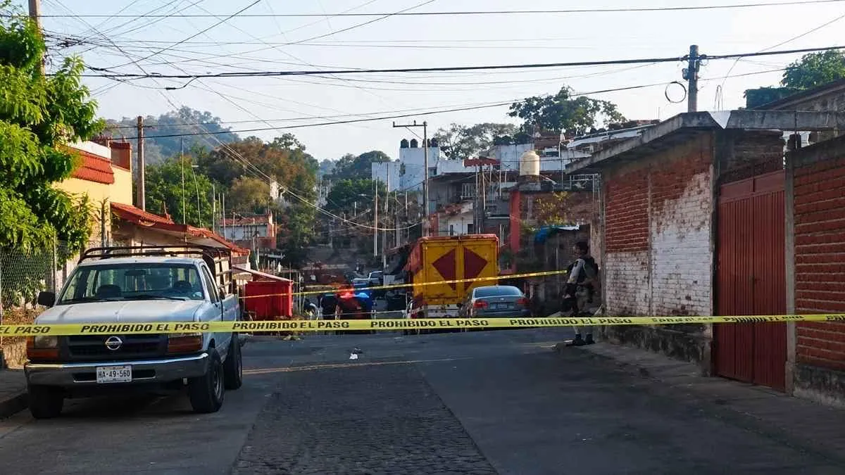 Hombre es atacado a balazos afuera de su casa en Uruapan