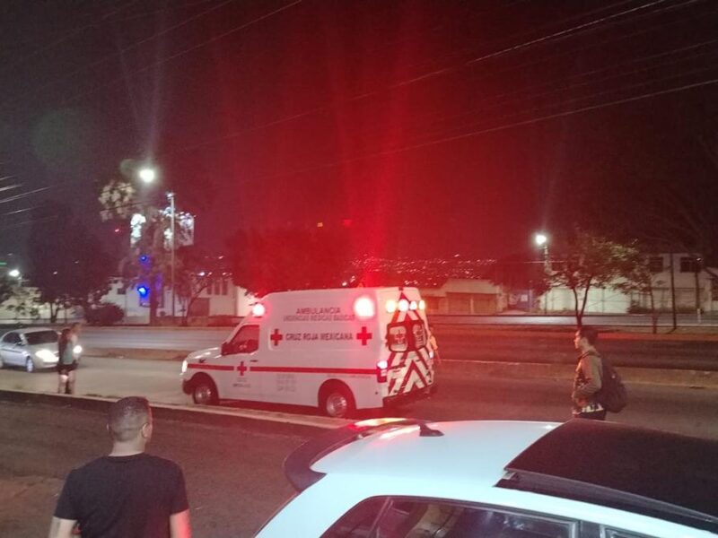 Hombre muere atropellado tras intentar cruzar el periférico en Morelia