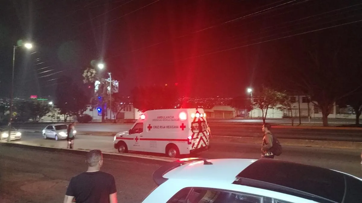 Hombre muere atropellado tras intentar cruzar el periférico en Morelia
