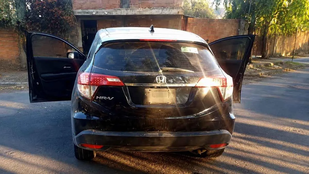 Identifican a tres víctimas halladas en camioneta en Erongarícuaro