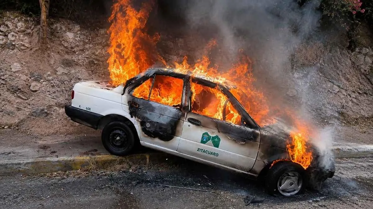 Incendian taxi en inmediaciones del Lienzo Charro de Zitácuaro