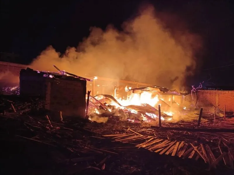 Incendio arrasa con un taller de madera en Ciudad Hidalgo; no se reportan víctimas mortales