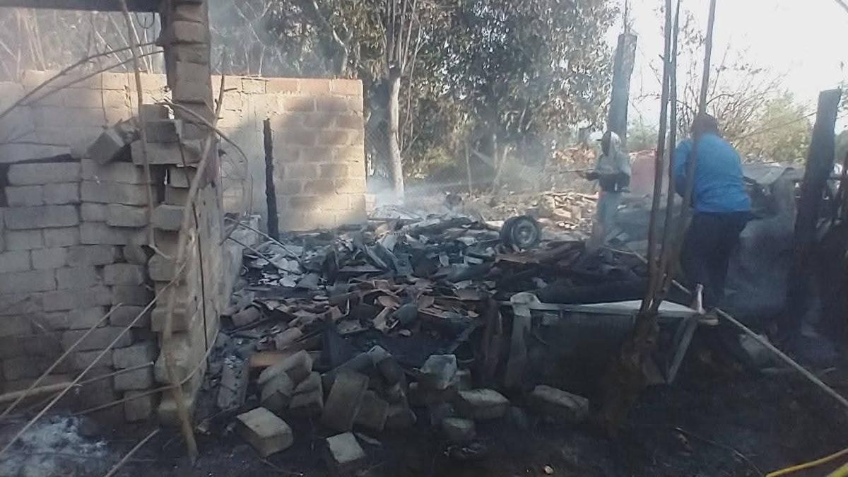 Incendio arrasa con vivienda y vehículo en Zitácuaro; no se reportan víctimas mortales-1